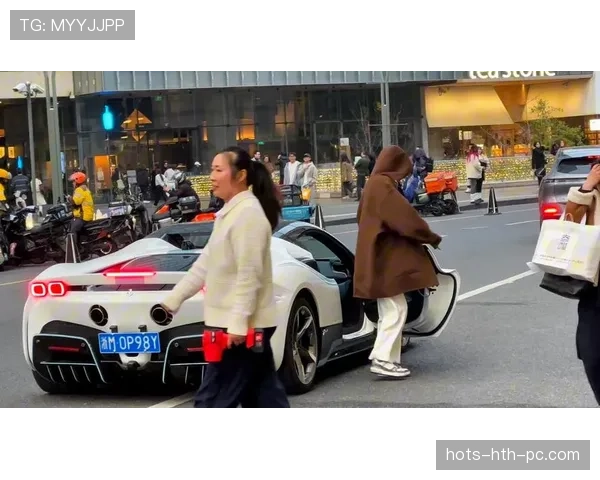 侯志慧赛前啃鸡腿，赛后拎爱马仕走人