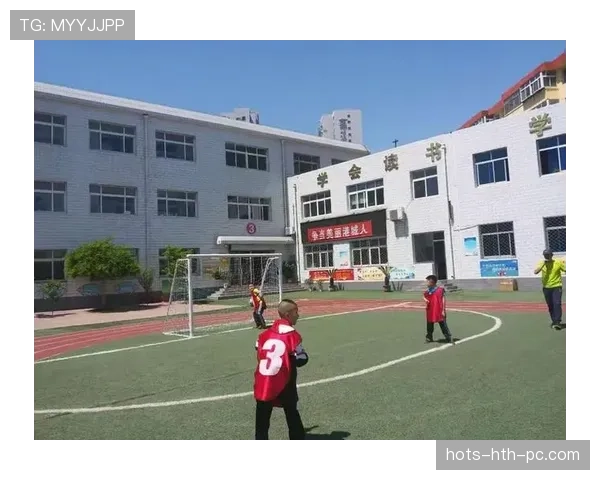 手抛球规则：何时算违规及裁判判罚标准