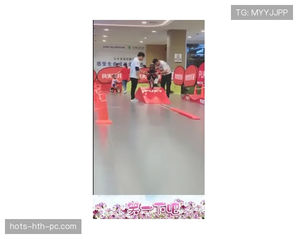 李诗沣下飞机那一刻随身包比我家衣柜还讲究，真是外场邻家小孩，行李像明星生活照