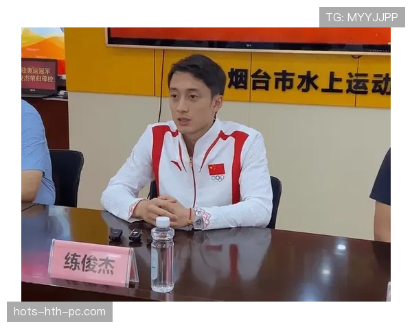 练俊杰训练完直接啃鸡腿？这自律和放纵切换也太丝滑了